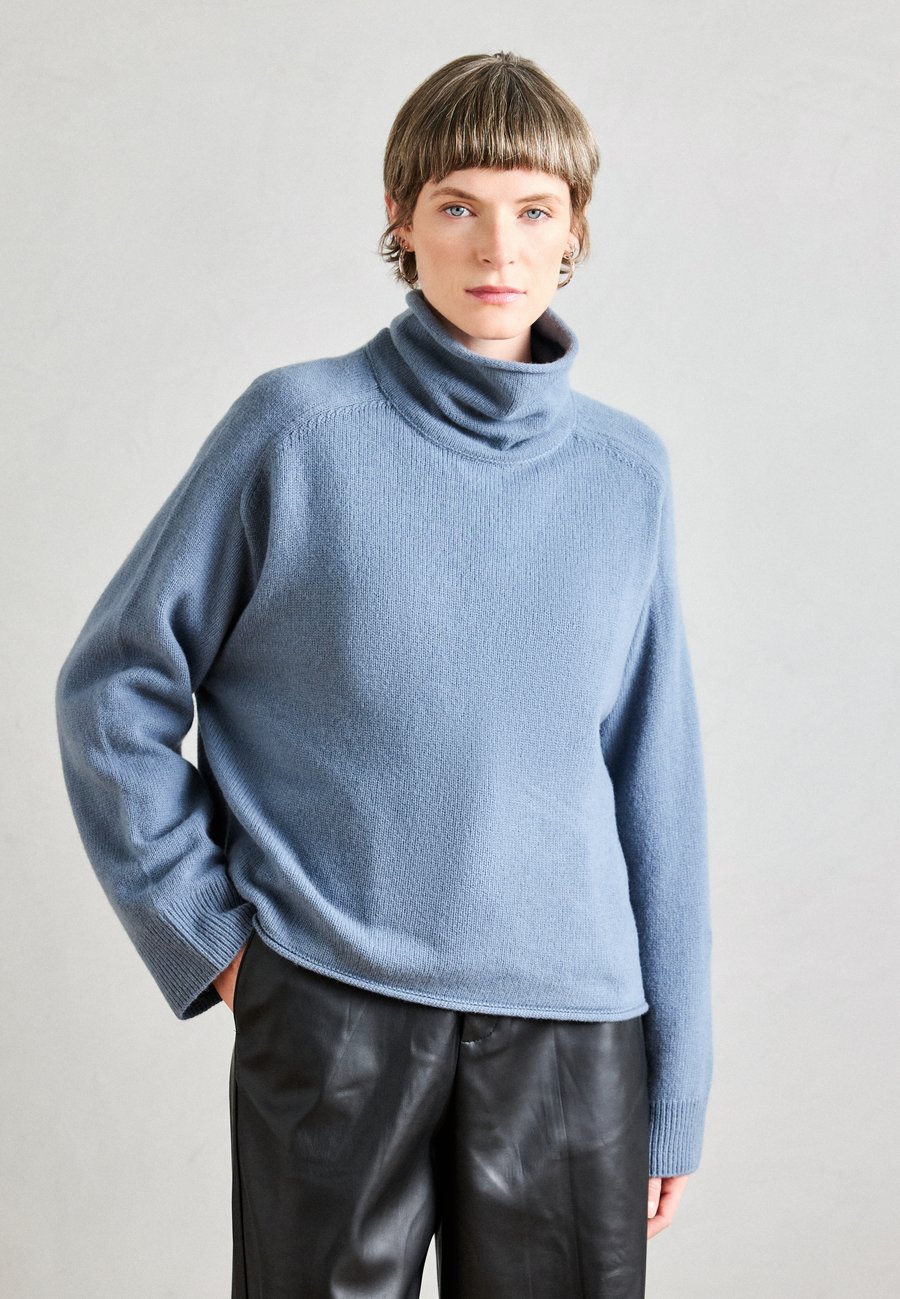 Джемпер Marc O'Polo LONGSLEEVE STAND UP COLLAR, Slate Blue/Blue
Джемпер Marc O'Polo LONGSLEEVE STAND UP COLLAR, Slate Blue/Blue