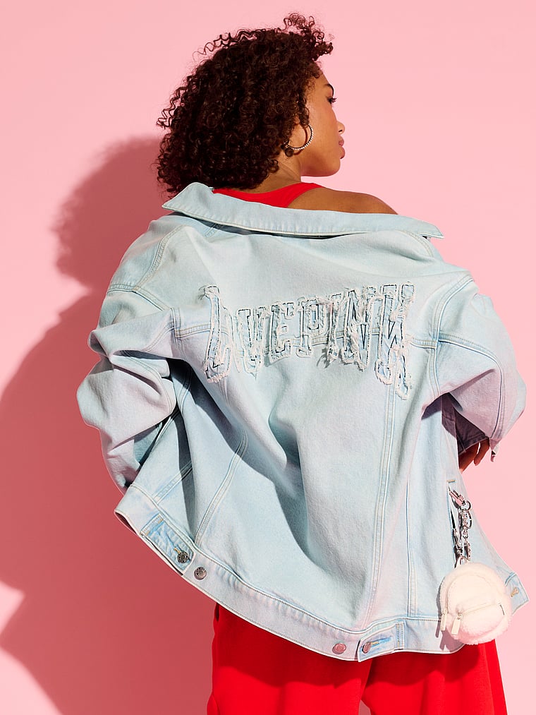 Джинсовая куртка дальнобойщика розового цвета оверсайз Pink, super light wash
Джинсовая куртка дальнобойщика розового цвета оверсайз Pink, super light wash