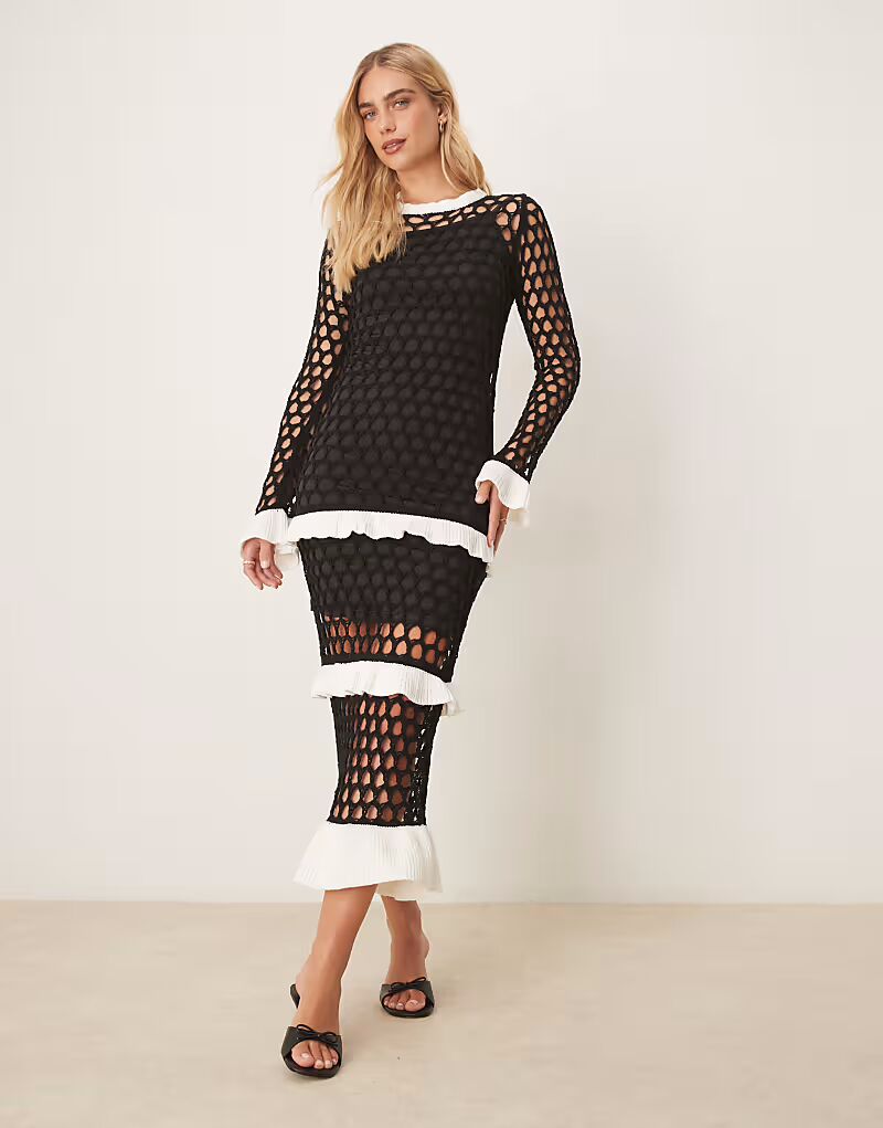 Платье макси Never Fully Dressed с оборками, связанное крючком, в черном и белом цвете 
Платье макси Never Fully Dressed с оборками, связанное крючком, в черном и белом цвете