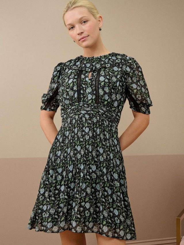 Ботаническое платье из чистого шелка с защипами Brora, Black/Wedgewood
Ботаническое платье из чистого шелка с защипами Brora, Black/Wedgewood