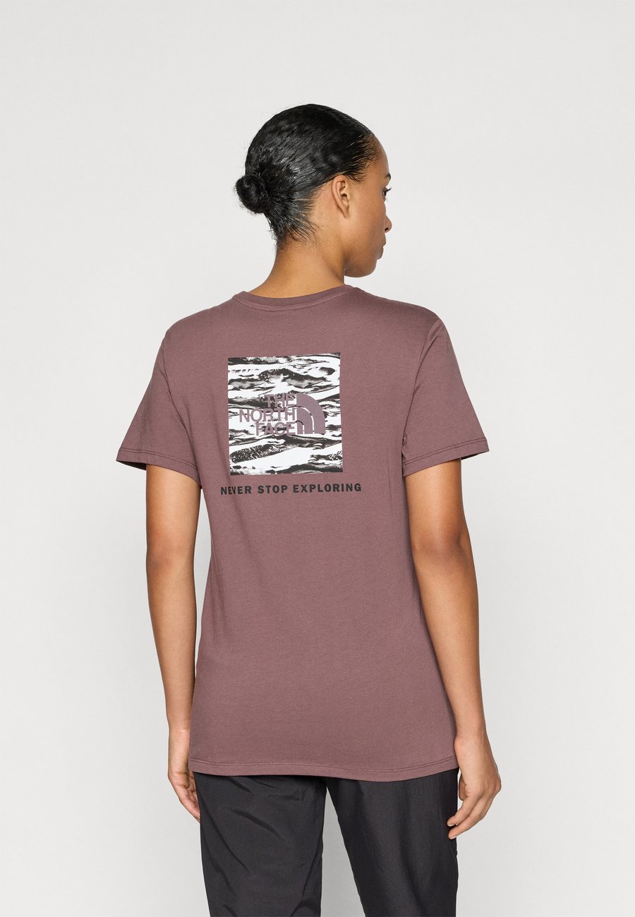 Футболка The North Face BOX NSE EDGE OF LIGHT INFILL RELAXED , Tawny Quartz/Black/Bordeaux
Футболка The North Face BOX NSE EDGE OF LIGHT INFILL RELAXED , Tawny Quartz/Black/Bordeaux