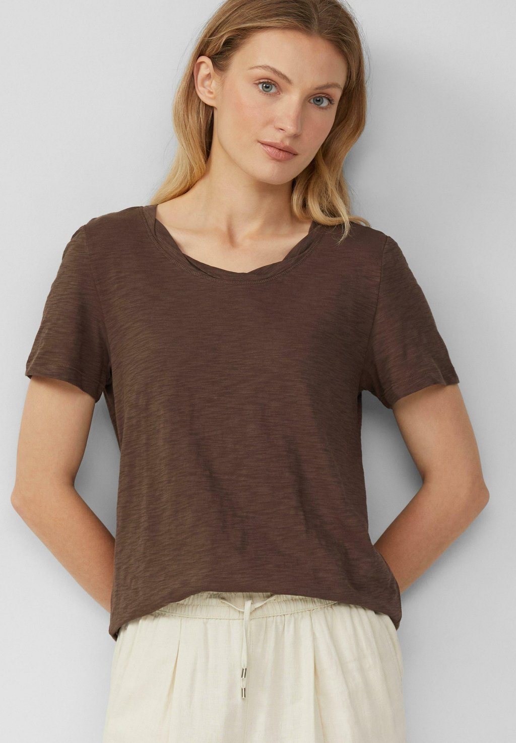 Базовая футболка MIT FLAMM STRUKTUR UND AUSSCHNITT-DETAIL s.Oliver, темно-коричневый
Базовая футболка MIT FLAMM STRUKTUR UND AUSSCHNITT-DETAIL s.Oliver, темно-коричневый