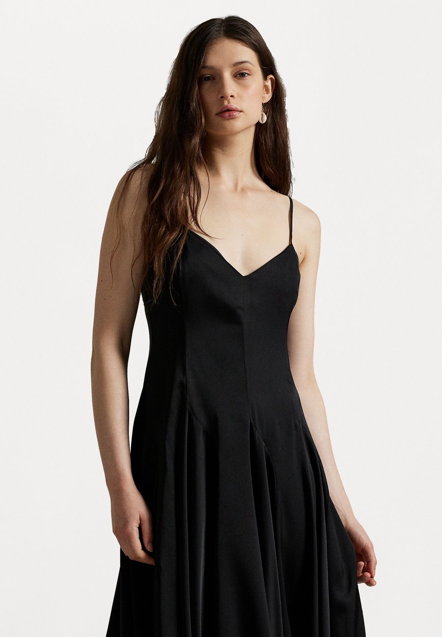 Платье Polo Ralph Lauren PANELED SATIN DRESS, Black
Платье Polo Ralph Lauren PANELED SATIN DRESS, Black