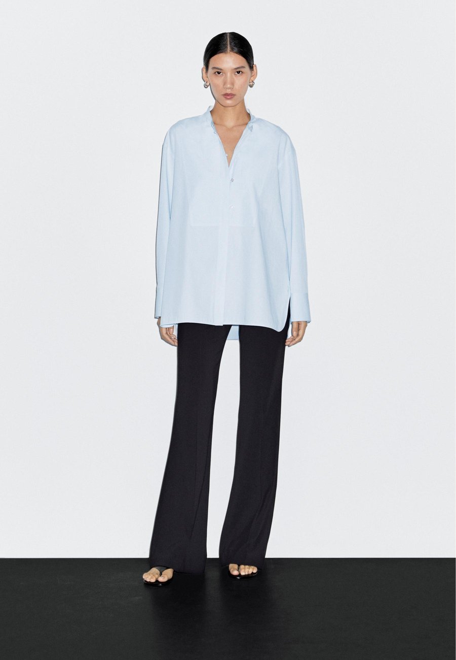 Блуза Massimo Dutti GARMENT WITH STAND COLLAR AND BIB, Light Blue
Блуза Massimo Dutti GARMENT WITH STAND COLLAR AND BIB, Light Blue