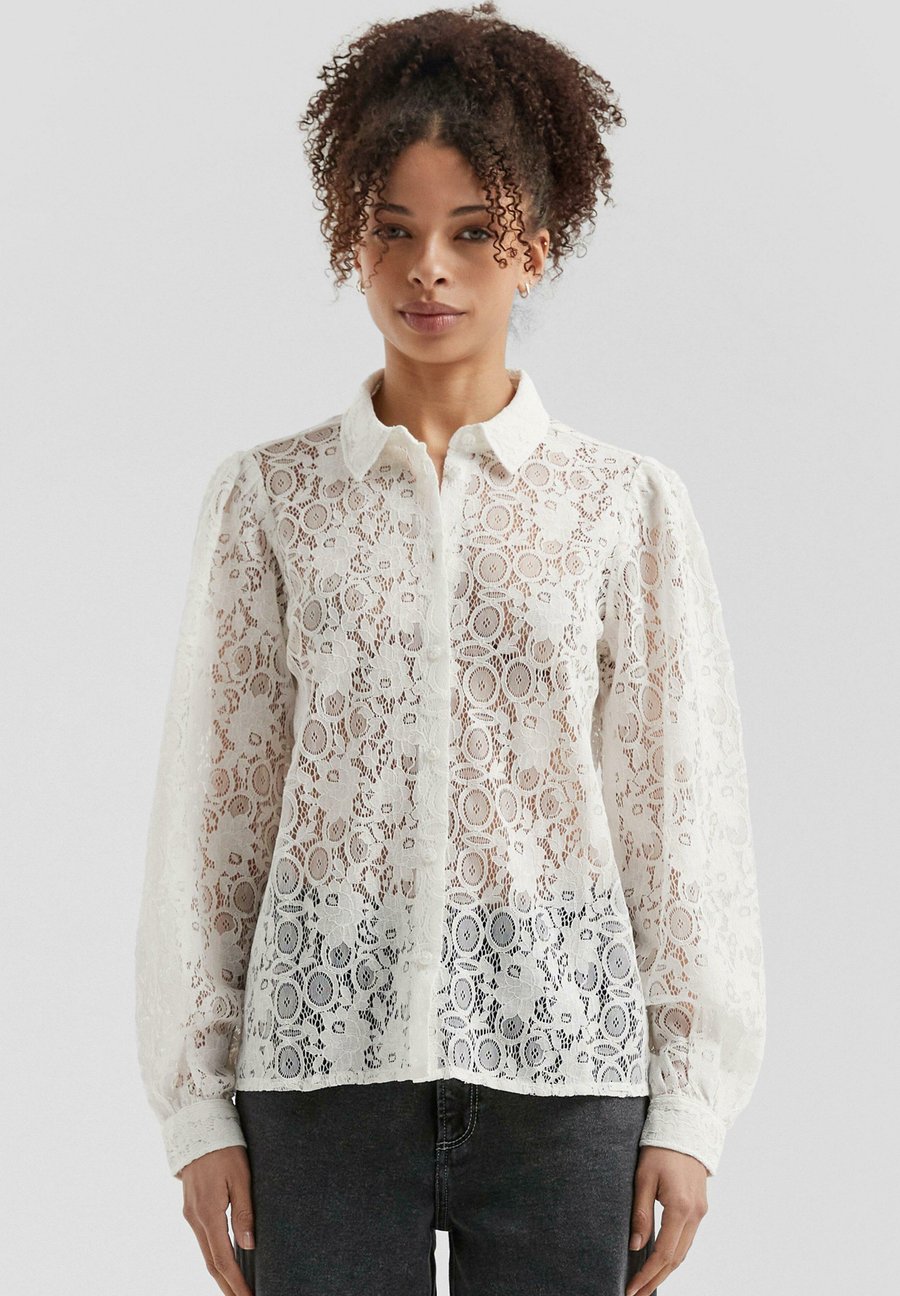 Блуза QS MIT KNOPFLEISTE, Ecru/Off-White
Блуза QS MIT KNOPFLEISTE, Ecru/Off-White