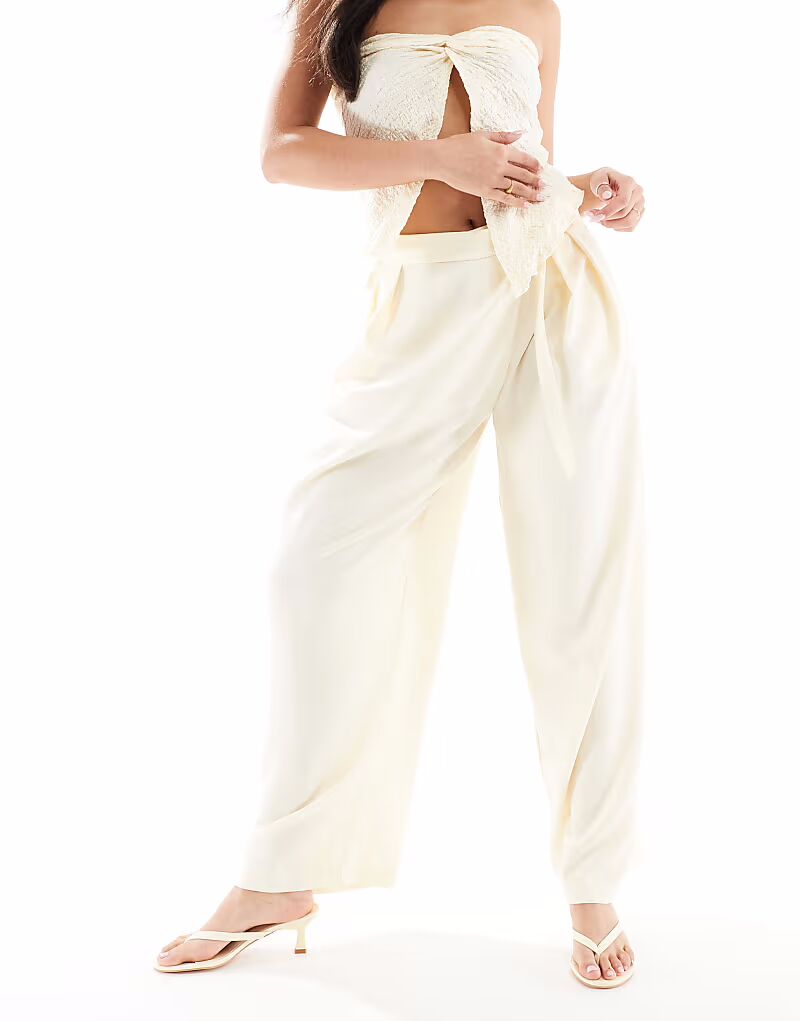 Широкие брюки Bershka с завышенной талией и завязками, сливочного цвета
Широкие брюки Bershka с завышенной талией и завязками, сливочного цвета