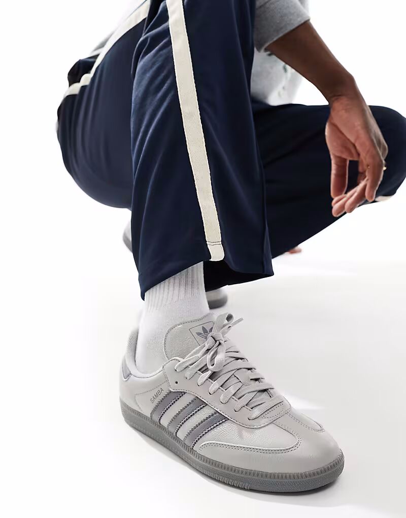 Кроссовки Adidas Originals Samba og в цвете серый два / серый / серый два
Кроссовки Adidas Originals Samba og в цвете серый два / серый / серый два