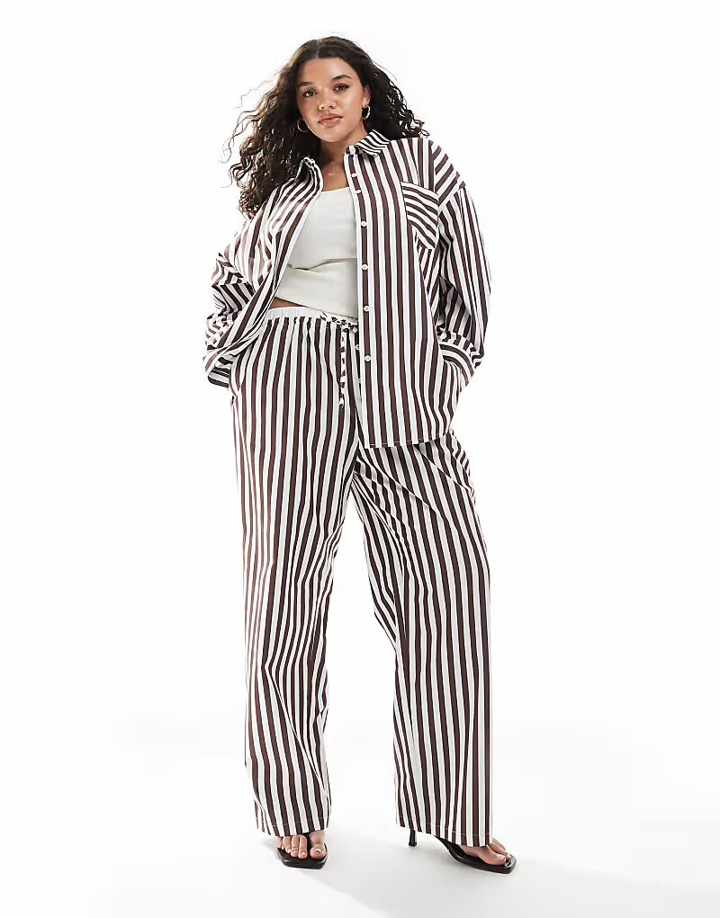 4th & Reckless Plus хлопковый комплект с широкими брюками в стиле боксеров и завязкой на талии в коричневую полоску
4th & Reckless Plus хлопковый комплект с широкими брюками в стиле боксеров и завязкой на талии в коричневую полоску