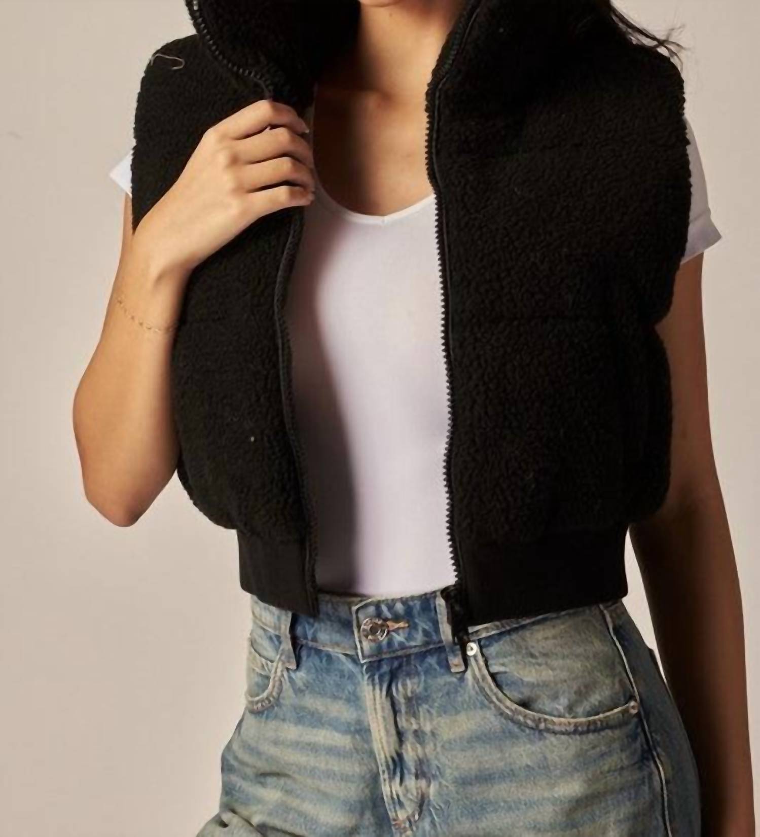 Короткая утепленная жилетка Cool в черном цвете Upmost
Короткая утепленная жилетка Cool в черном цвете Upmost