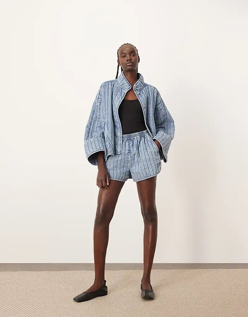 Стеганый короткий повседневный комбинезон ARRANGE с эффектом потертости и карманами, цвет стираный синий 
Стеганый короткий повседневный комбинезон ARRANGE с эффектом потертости и карманами, цвет стираный синий