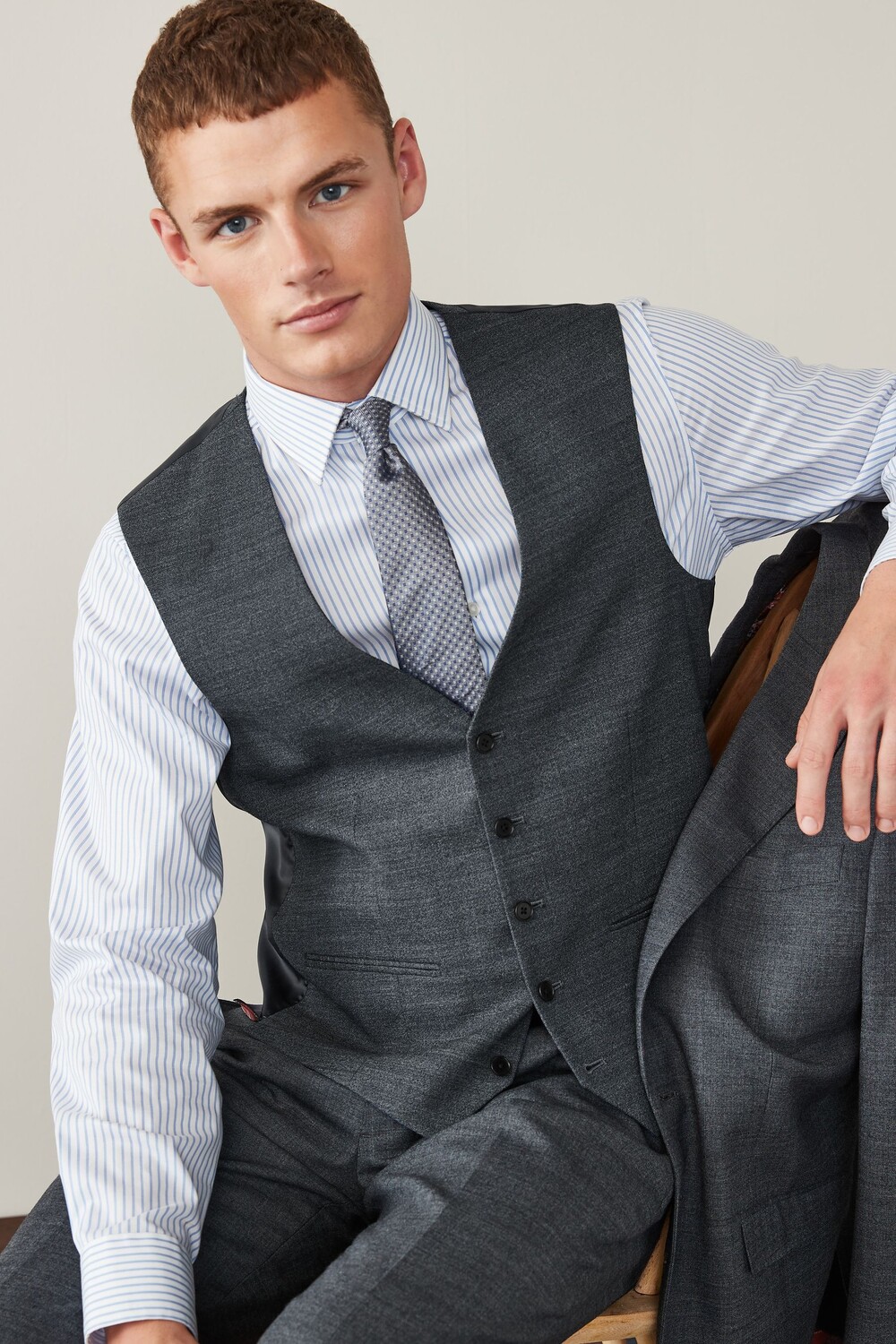 Фактурный костюм и шерстяной жилет Next, серый
Фактурный костюм и шерстяной жилет Next, серый