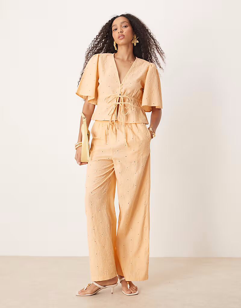 Брюки-комбинезон с цветочной вышивкой абрикосового цвета Asos Design
Брюки-комбинезон с цветочной вышивкой абрикосового цвета Asos Design