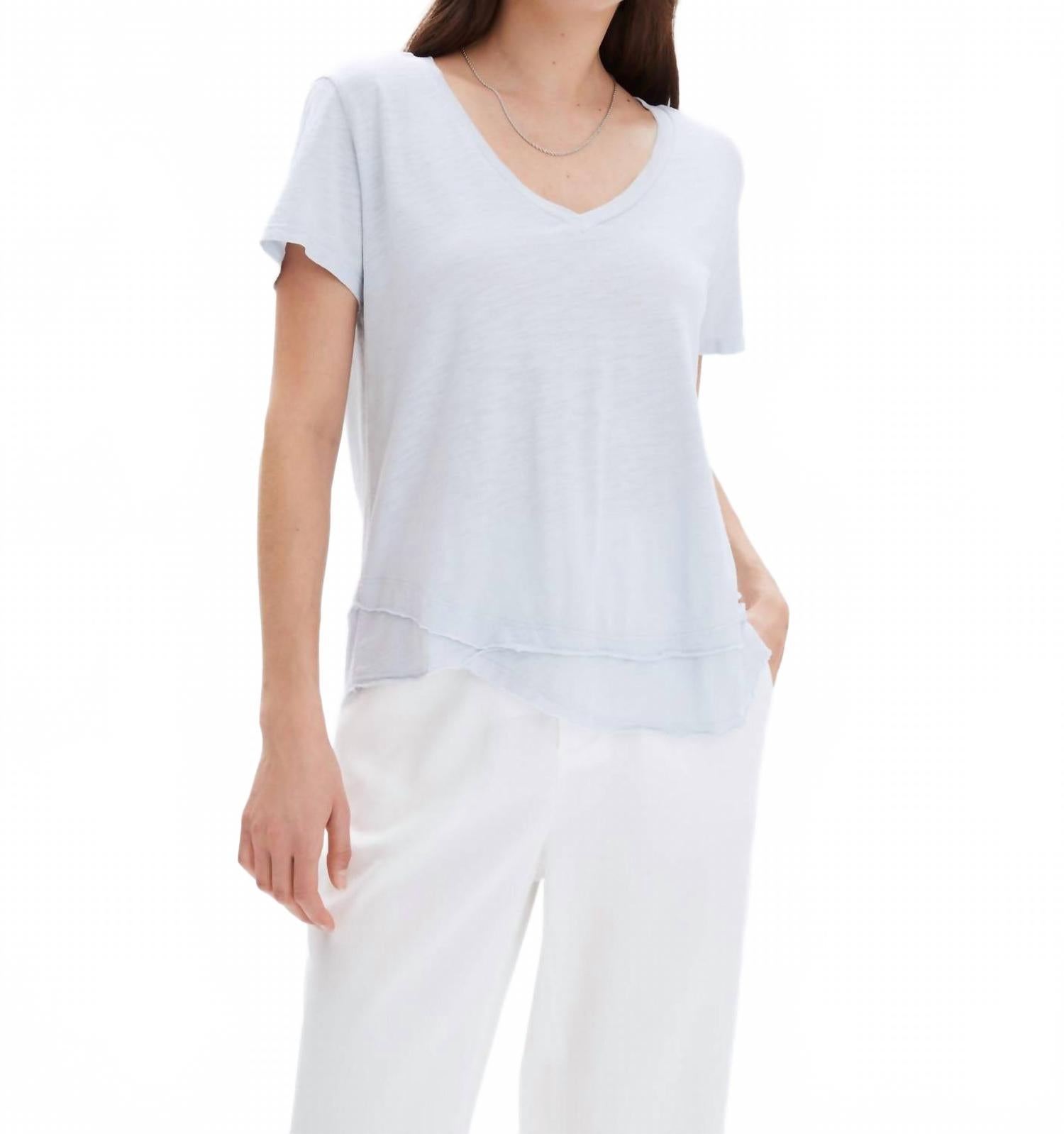 Футболка Ava с V-образным вырезом в цвете Limestone CHRLDR, Limestone
Футболка Ava с V-образным вырезом в цвете Limestone CHRLDR, Limestone