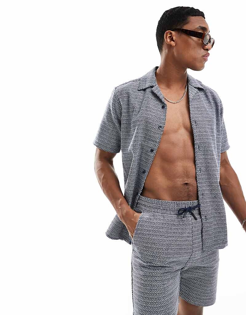 ONLY & SONS – темно-синяя рубашка с кубинским воротником в фактурную полоску, часть комплекта
ONLY & SONS – темно-синяя рубашка с кубинским воротником в фактурную полоску, часть комплекта