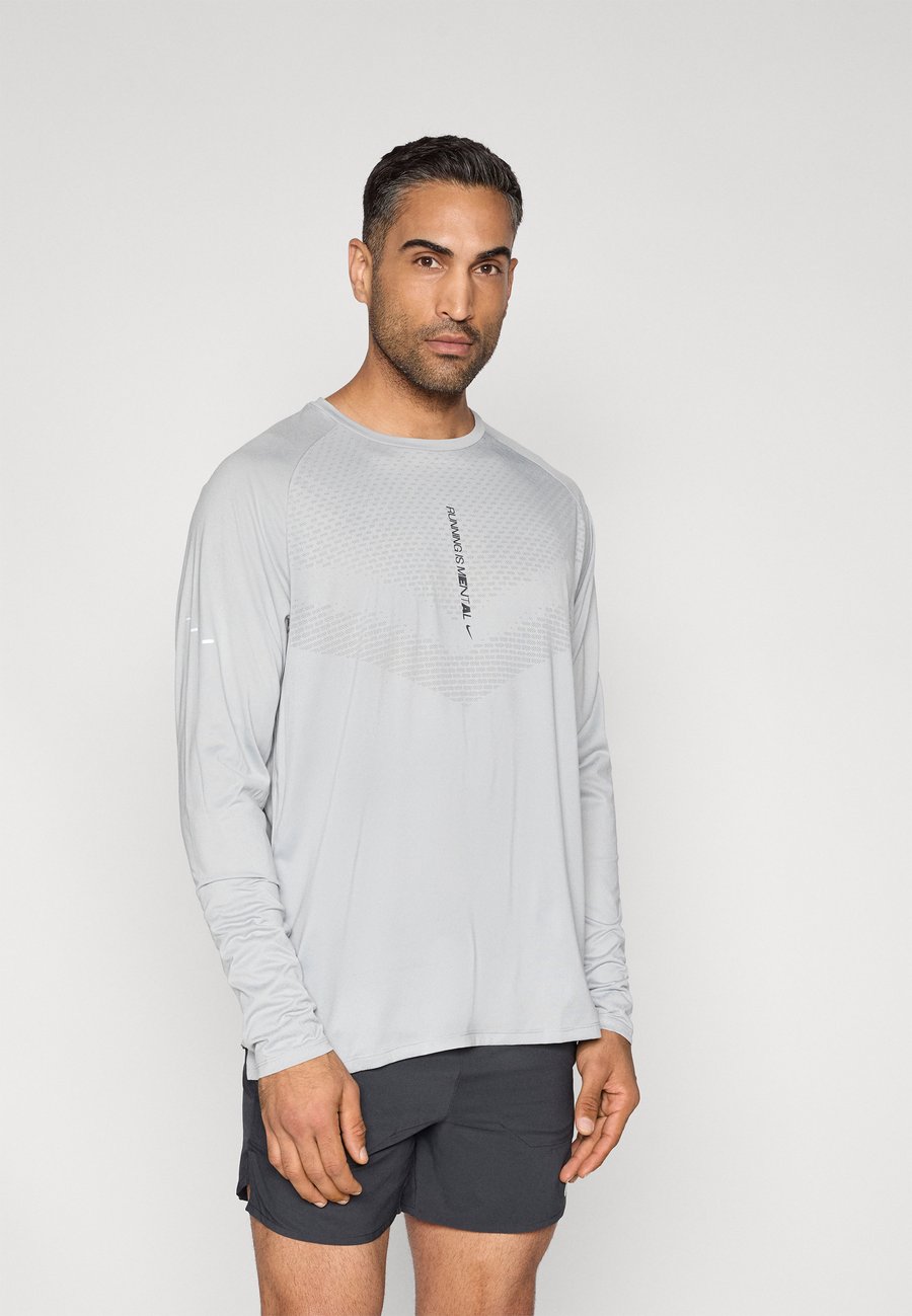 Топ Nike Performance STRIDE TOP, Light Smoke Grey/Grey
Топ Nike Performance STRIDE TOP, Light Smoke Grey/Grey