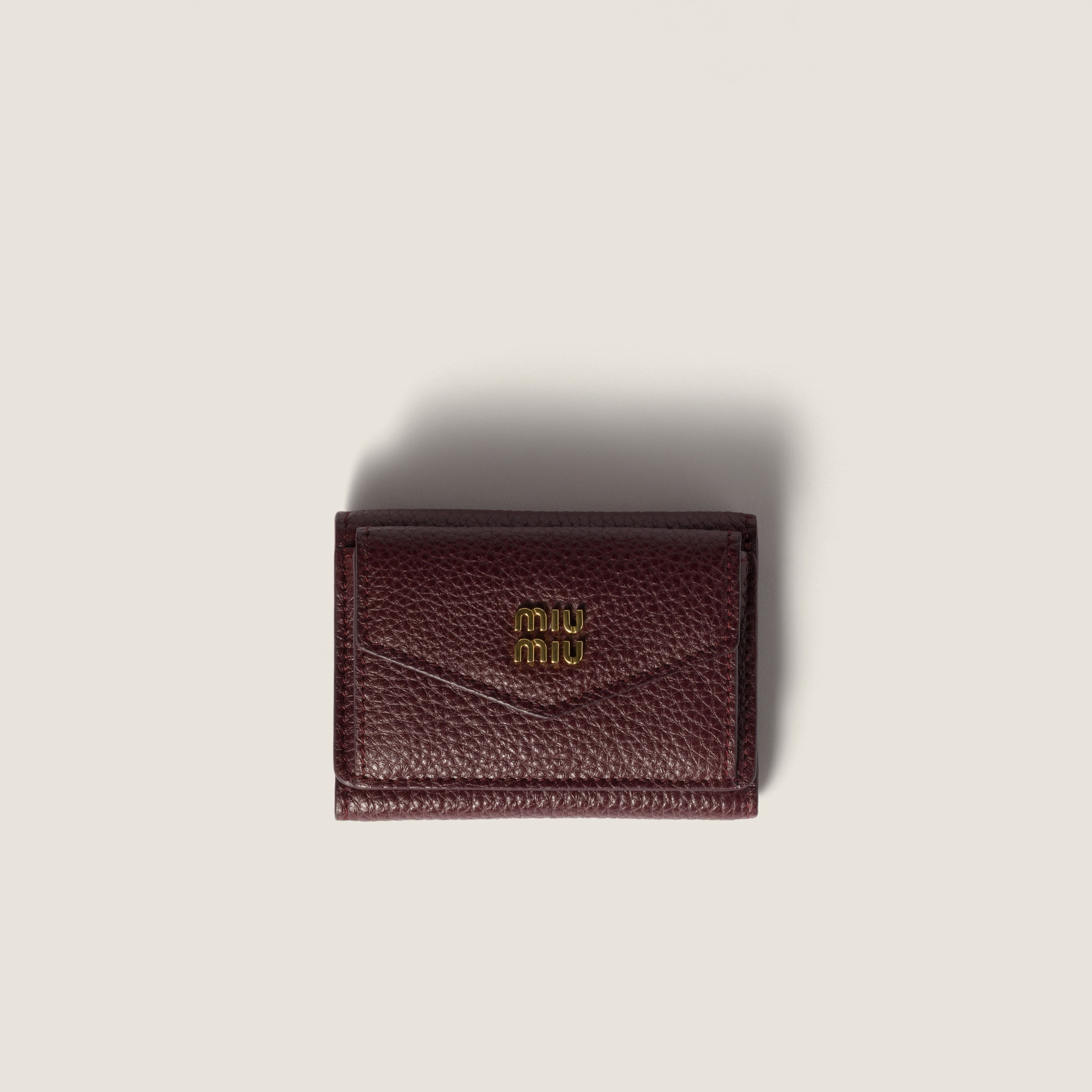 Маленький кожаный кошелек MIU MIU, бордовый
Маленький кожаный кошелек MIU MIU, бордовый