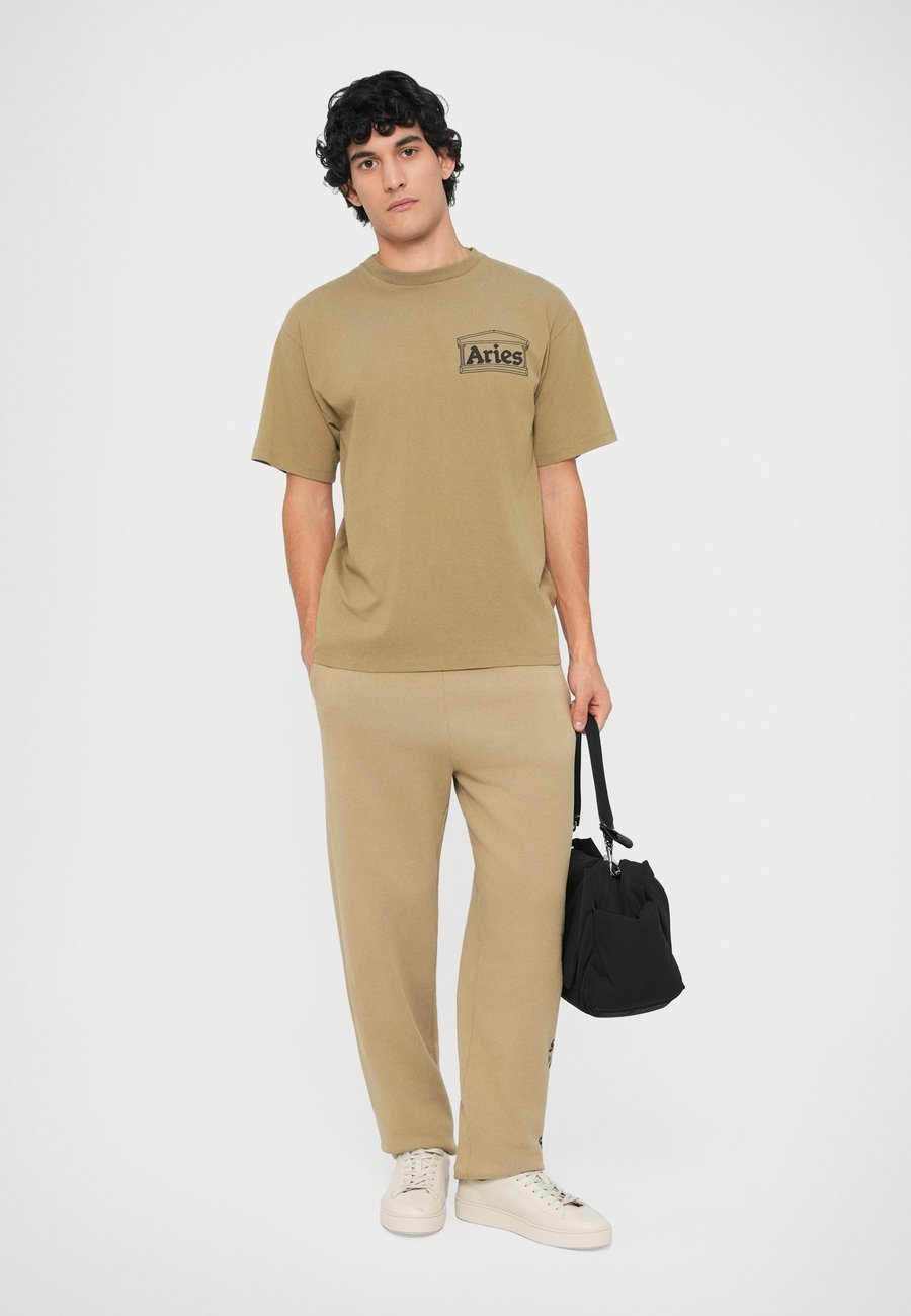 Футболка Aries TEMPLE TEE UNISEX, Khaki, Хаки, Футболка Aries TEMPLE TEE UNISEX, Khaki
Футболка Aries TEMPLE TEE UNISEX, Khaki, Хаки, Футболка Aries TEMPLE TEE UNISEX, Khaki