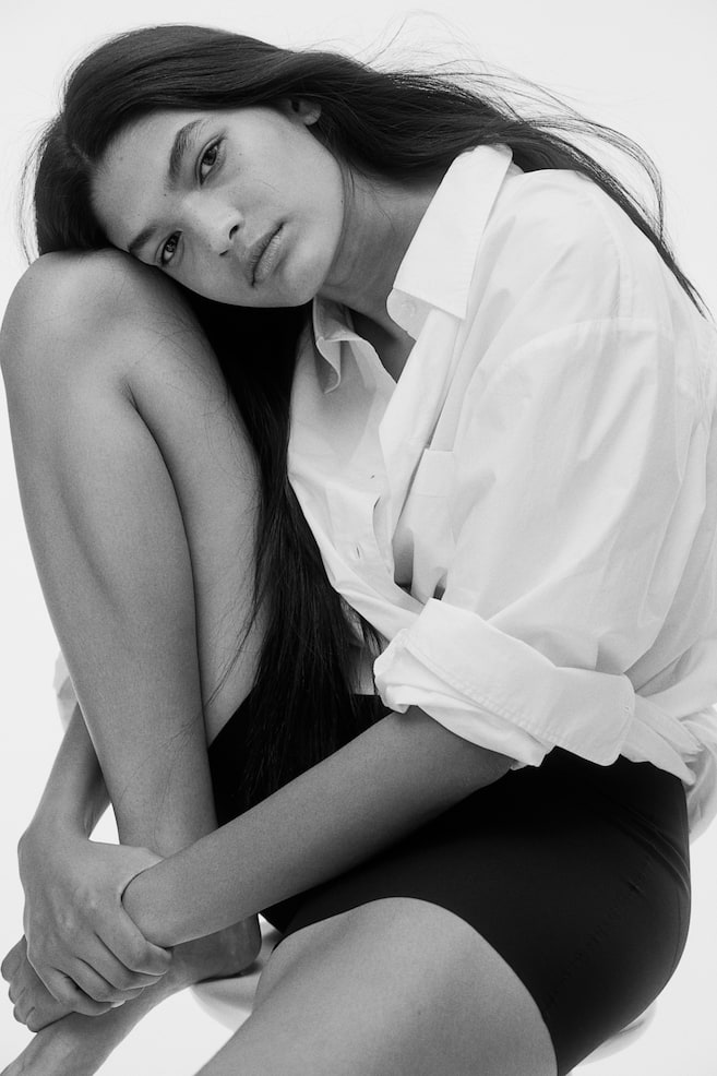 Байкерские брюки пуш-ап средней посадки H&M, черный
Байкерские брюки пуш-ап средней посадки H&M, черный