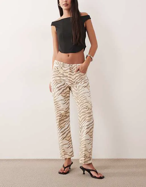 Хорошие американские винтажные прямые джинсы с коричневым тигровым принтом
Хорошие американские винтажные прямые джинсы с коричневым тигровым принтом