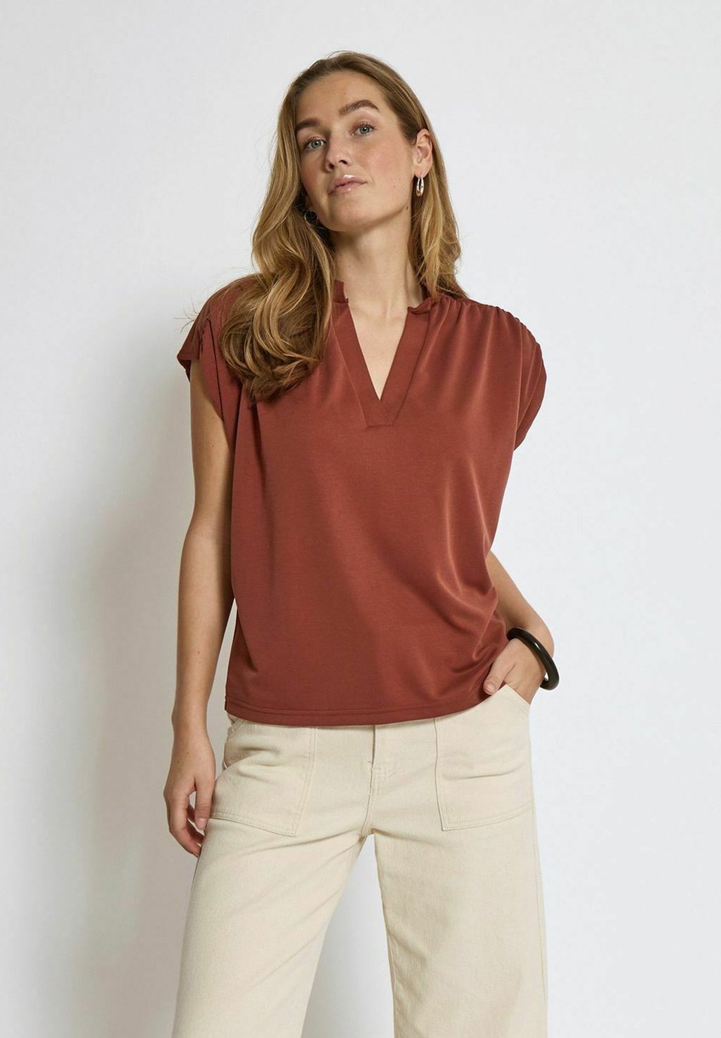 Базовая футболка Minus, красный
Базовая футболка Minus, красный