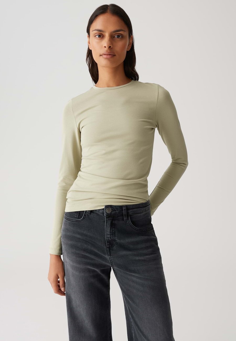 Топ OPUS SLIM FIT, Soft Matcha/Light Green
Топ OPUS SLIM FIT, Soft Matcha/Light Green