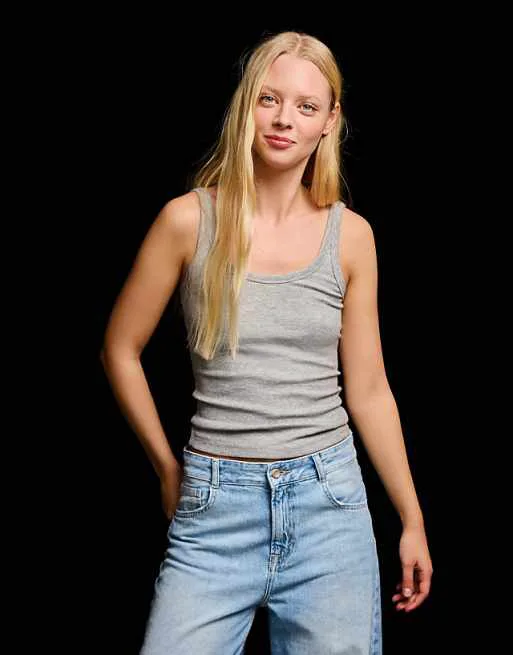 Светло-серый жилет в рубчик Bershka
Светло-серый жилет в рубчик Bershka