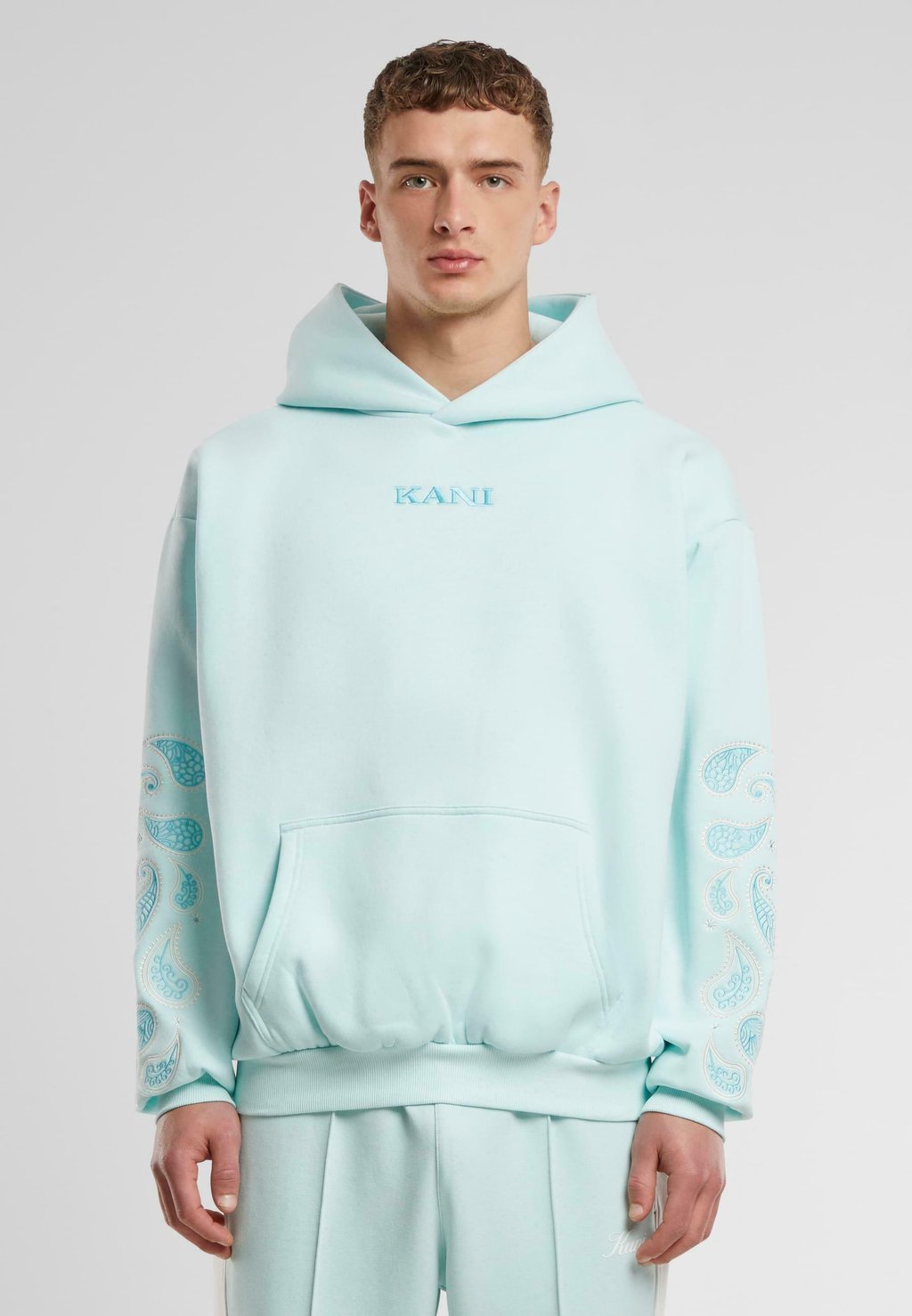 Толстовка RETRO PAISLEY - Hoodie Karl Kani, бирюзовый
Толстовка RETRO PAISLEY - Hoodie Karl Kani, бирюзовый