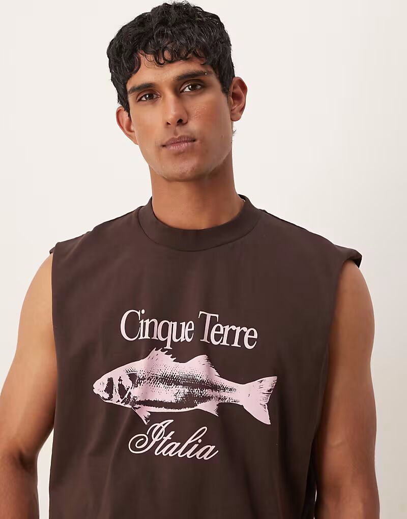 Свободная майка ASOS DESIGN с принтом спереди темно-коричневого цвета
Свободная майка ASOS DESIGN с принтом спереди темно-коричневого цвета