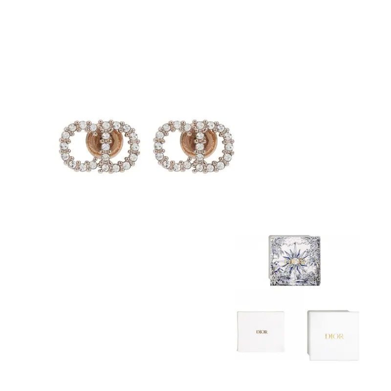 DIOR Золотые серьги-гвоздики с металлическим покрытием и белыми искусственными кристаллами
DIOR Золотые серьги-гвоздики с металлическим покрытием и белыми искусственными кристаллами