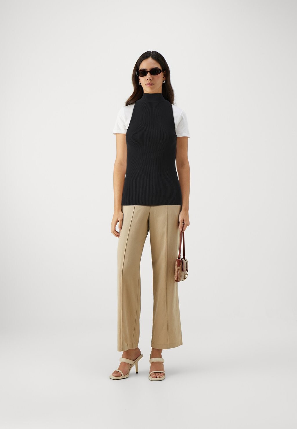 Свитер BLAIRE HALTER NECK Guess, черный
Свитер BLAIRE HALTER NECK Guess, черный