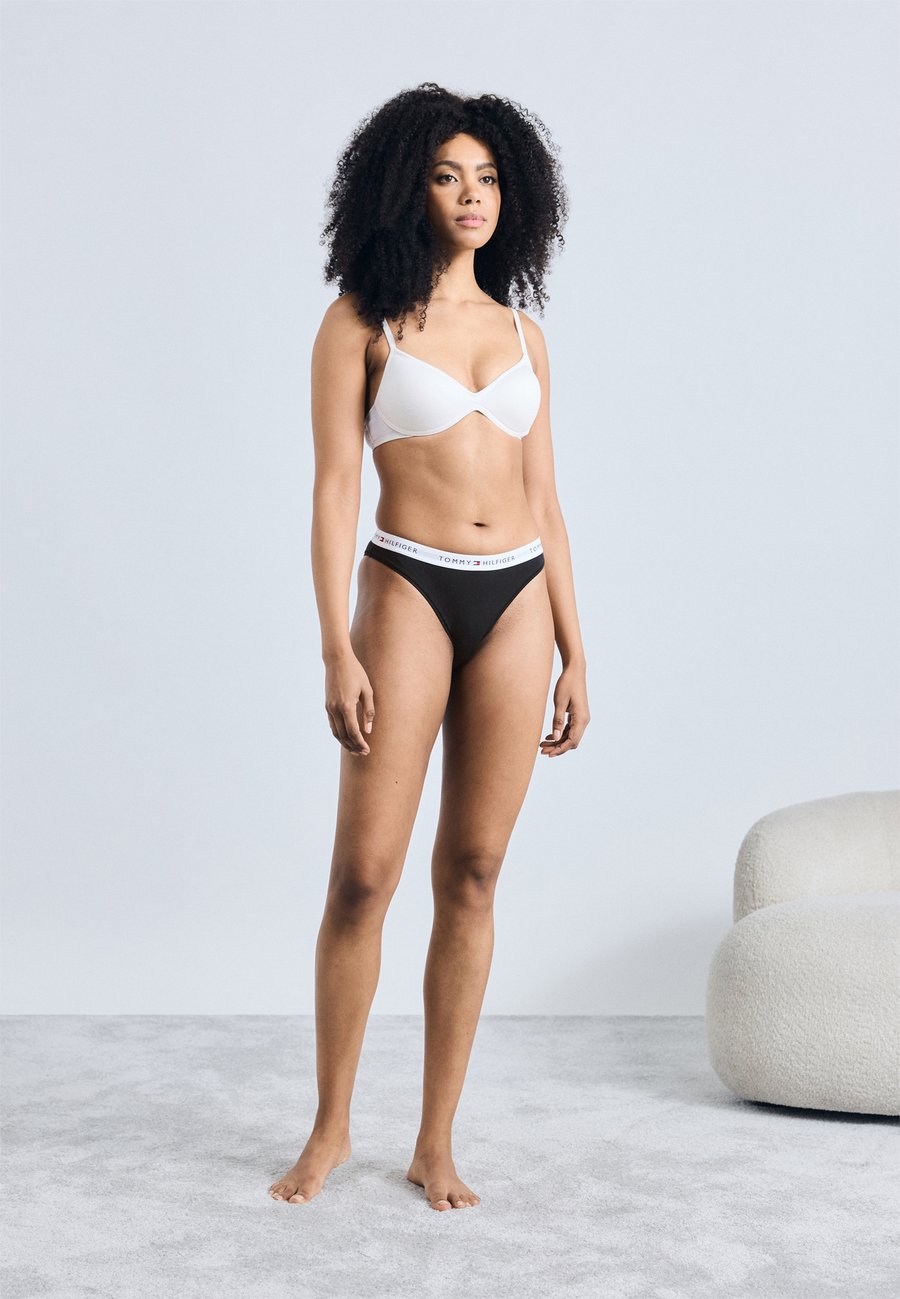 Трусы Tommy Hilfiger 3 PACK, Medium Grey Heather/White/Black/Grey
Трусы Tommy Hilfiger 3 PACK, Medium Grey Heather/White/Black/Grey