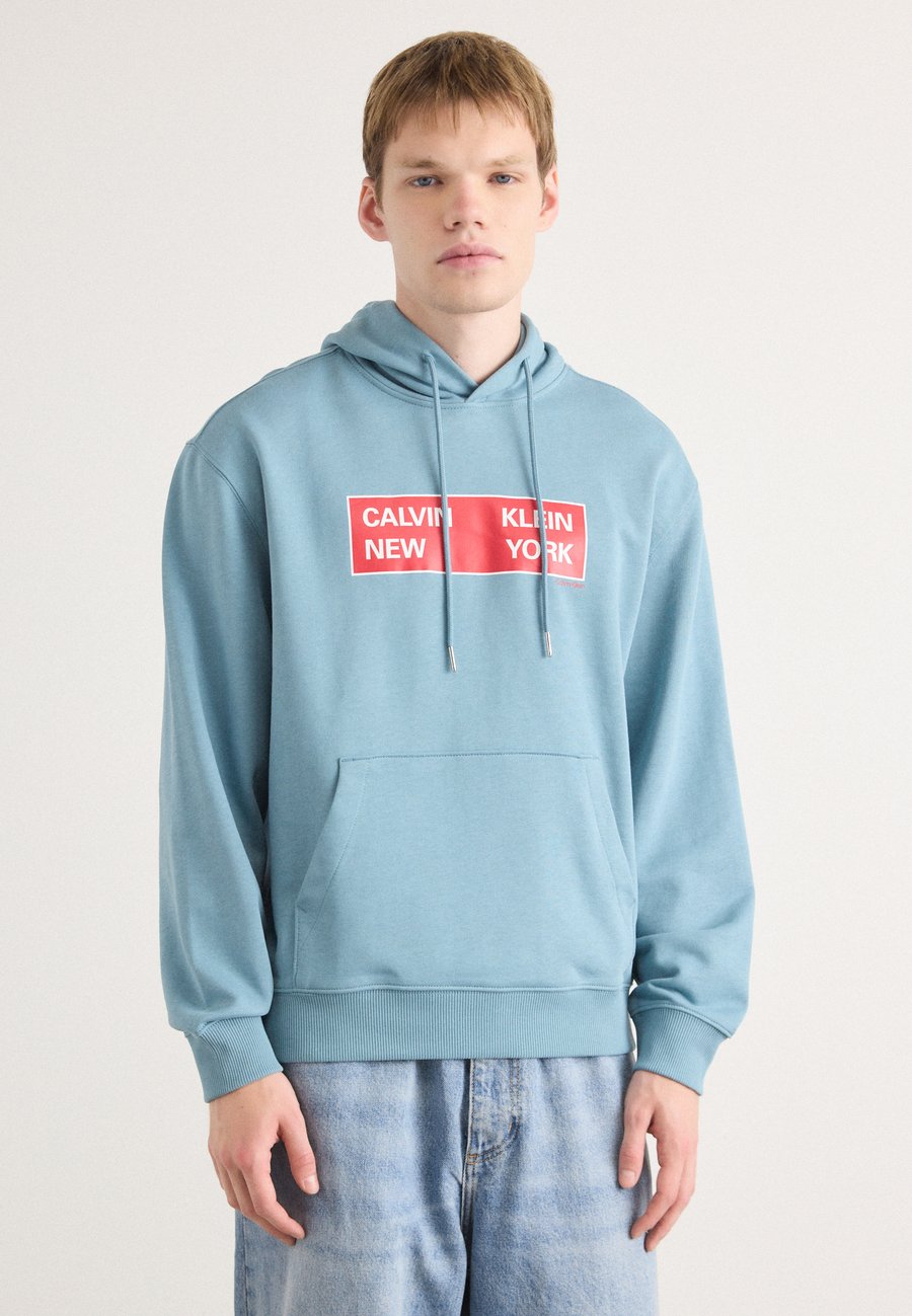 Худи Calvin Klein Jeans BOX GRAPHIC, Smoke Blue/Blue-Grey
Худи Calvin Klein Jeans BOX GRAPHIC, Smoke Blue/Blue-Grey