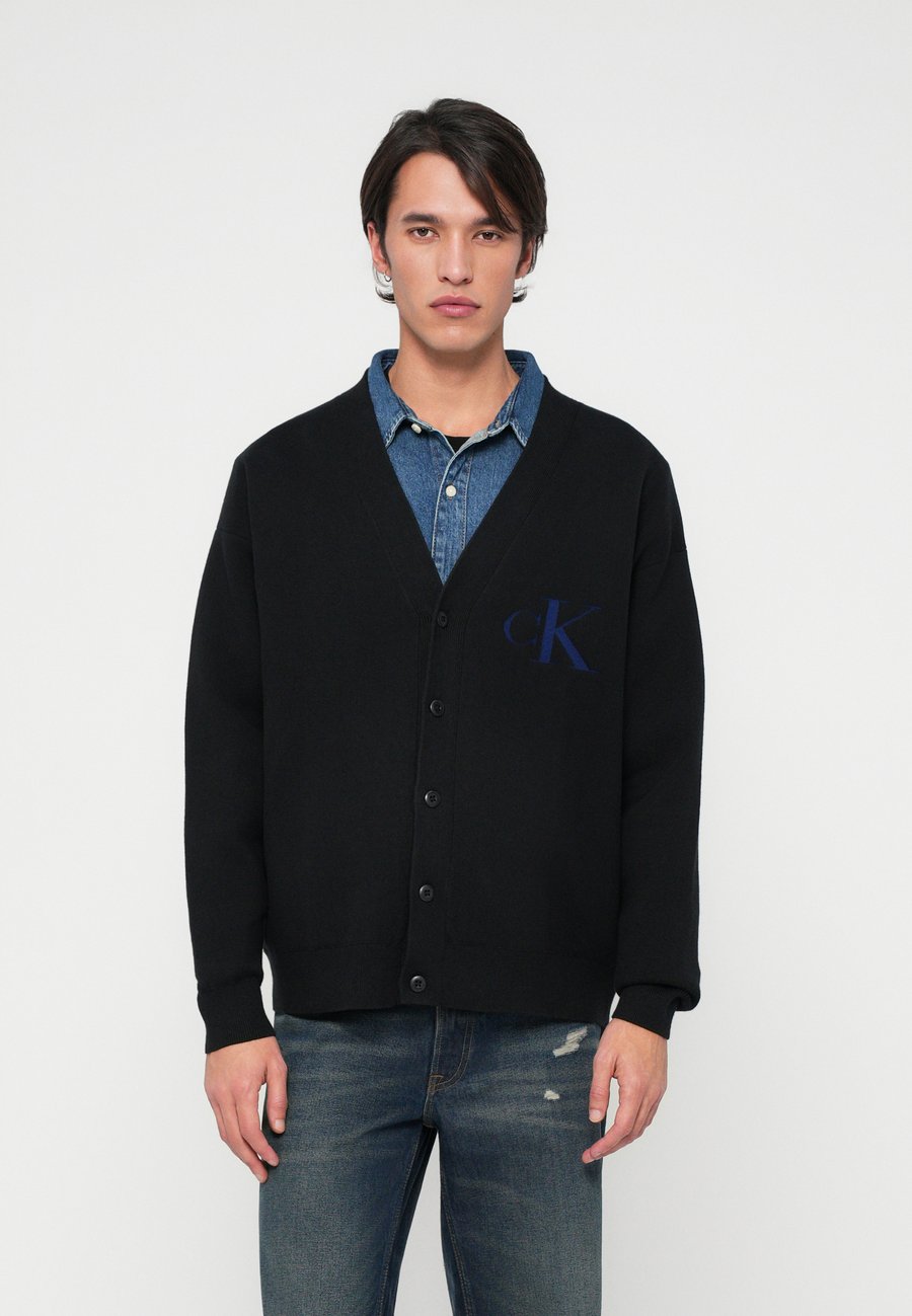 Кардиган Calvin Klein Jeans LOGO UNISEX, Black
Кардиган Calvin Klein Jeans LOGO UNISEX, Black