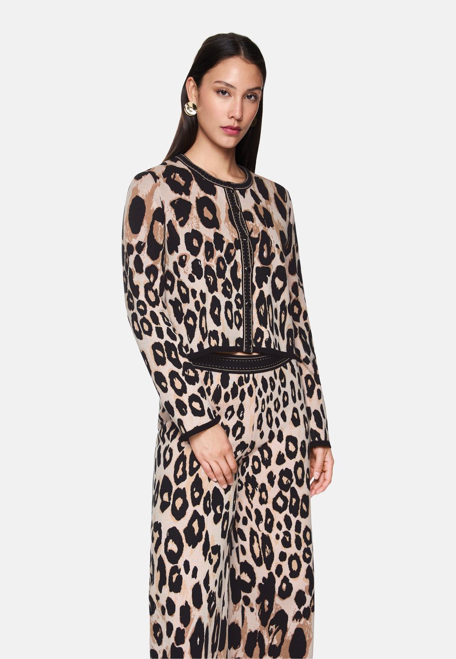 Кардиган Marc Cain Cardigan, Soft Cappuccino/Light Brown
Кардиган Marc Cain Cardigan, Soft Cappuccino/Light Brown