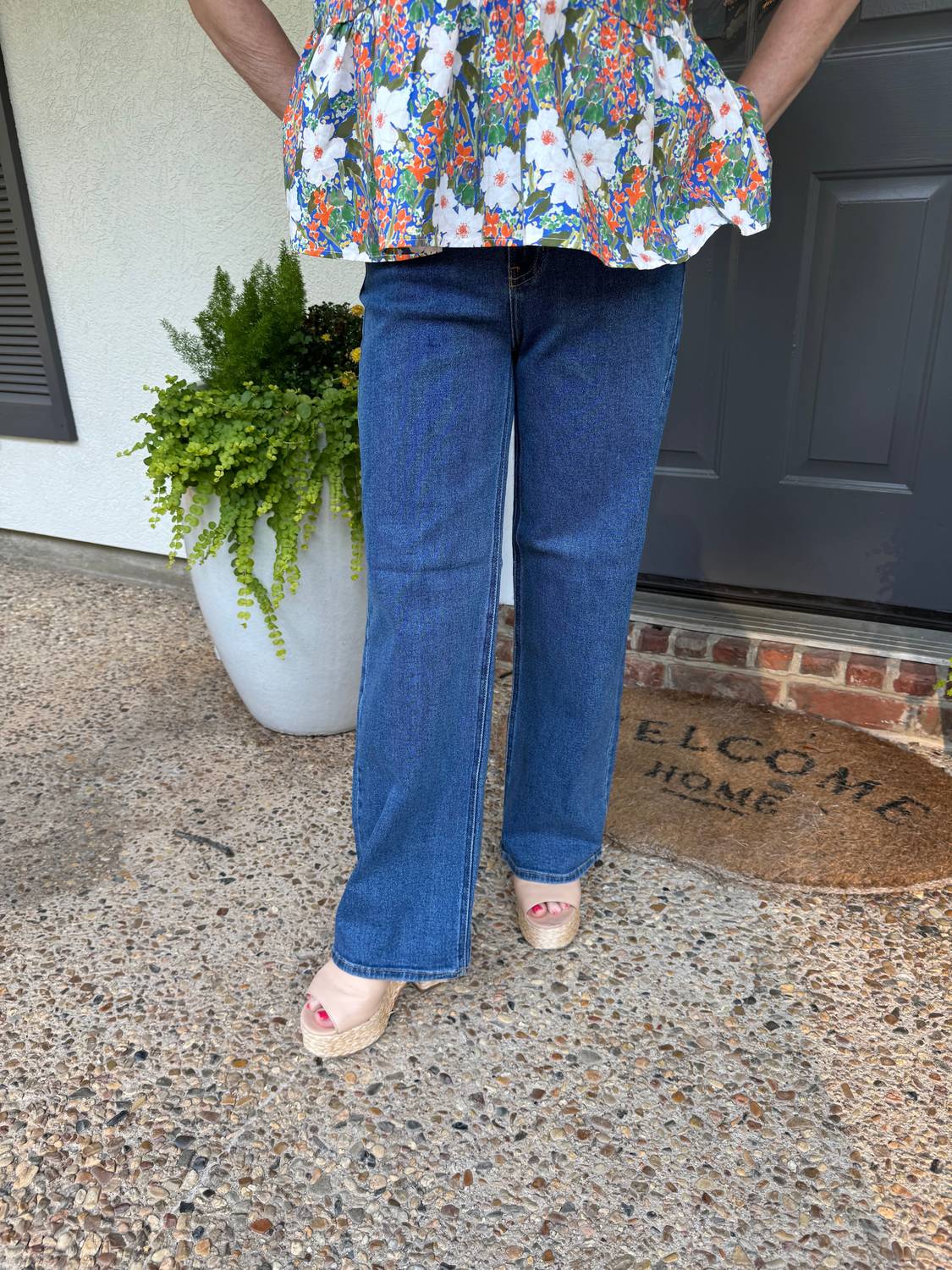 Высокие джинсы с прямыми штанинами в среднем оттенке JUST BLACK DENIM, Medium Wash
Высокие джинсы с прямыми штанинами в среднем оттенке JUST BLACK DENIM, Medium Wash