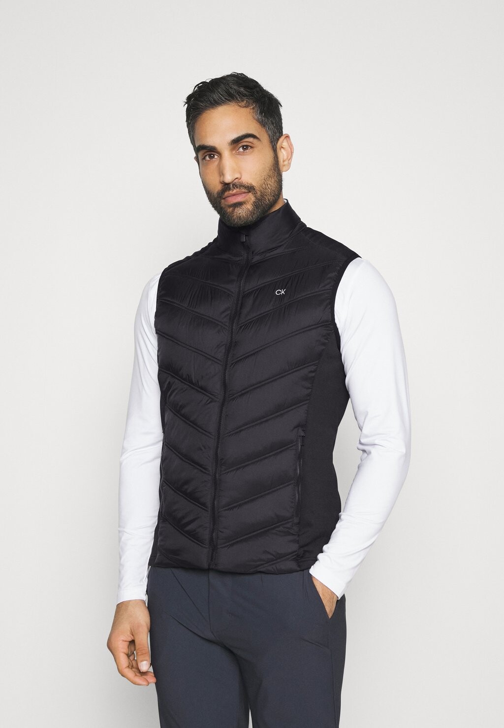 Жилет Calvin Klein FRONTERA HYBRID GILET, цвет Black, Серый, Жилет Calvin Klein FRONTERA HYBRID GILET, цвет Black
Жилет Calvin Klein FRONTERA HYBRID GILET, цвет Black, Серый, Жилет Calvin Klein FRONTERA HYBRID GILET, цвет Black
