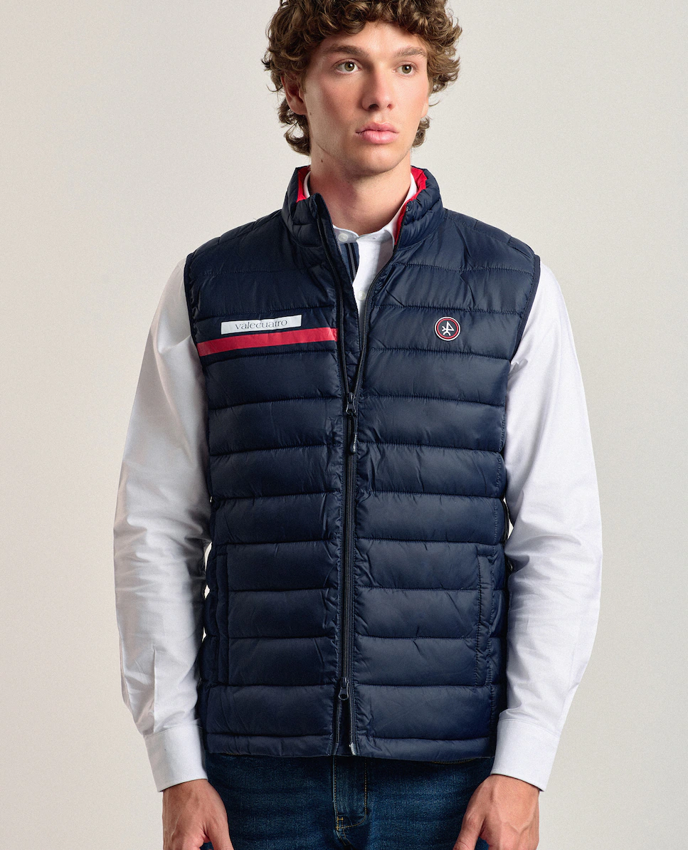 Темно-синий стеганый мужской жилет с принтом спереди Valecuatro
Темно-синий стеганый мужской жилет с принтом спереди Valecuatro