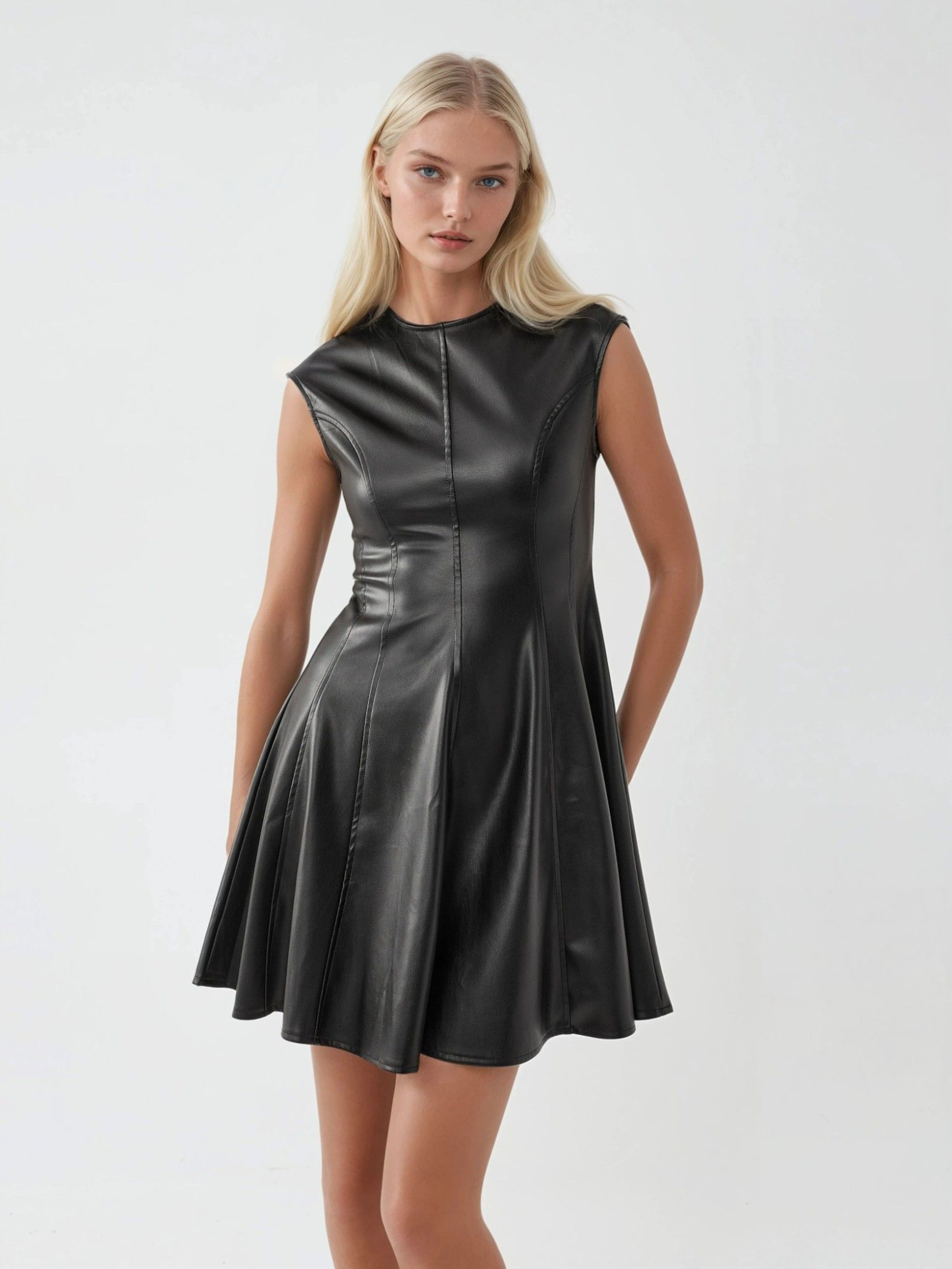 Busem Платье в черном цвете
Busem Платье в черном цвете