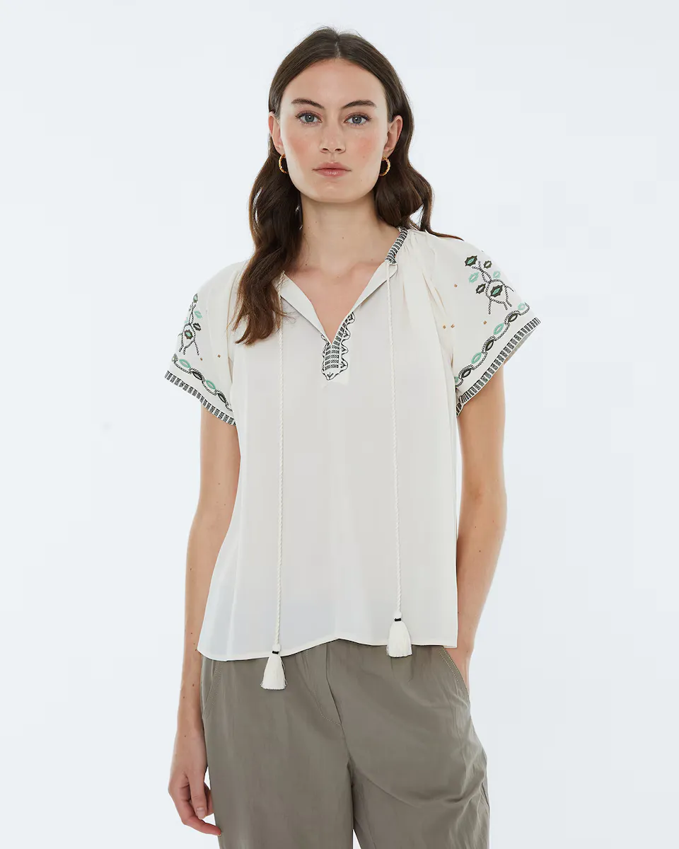 Женская блузка с короткими рукавами и цветочной вышивкой Andam, цвет Crudo
Женская блузка с короткими рукавами и цветочной вышивкой Andam, цвет Crudo