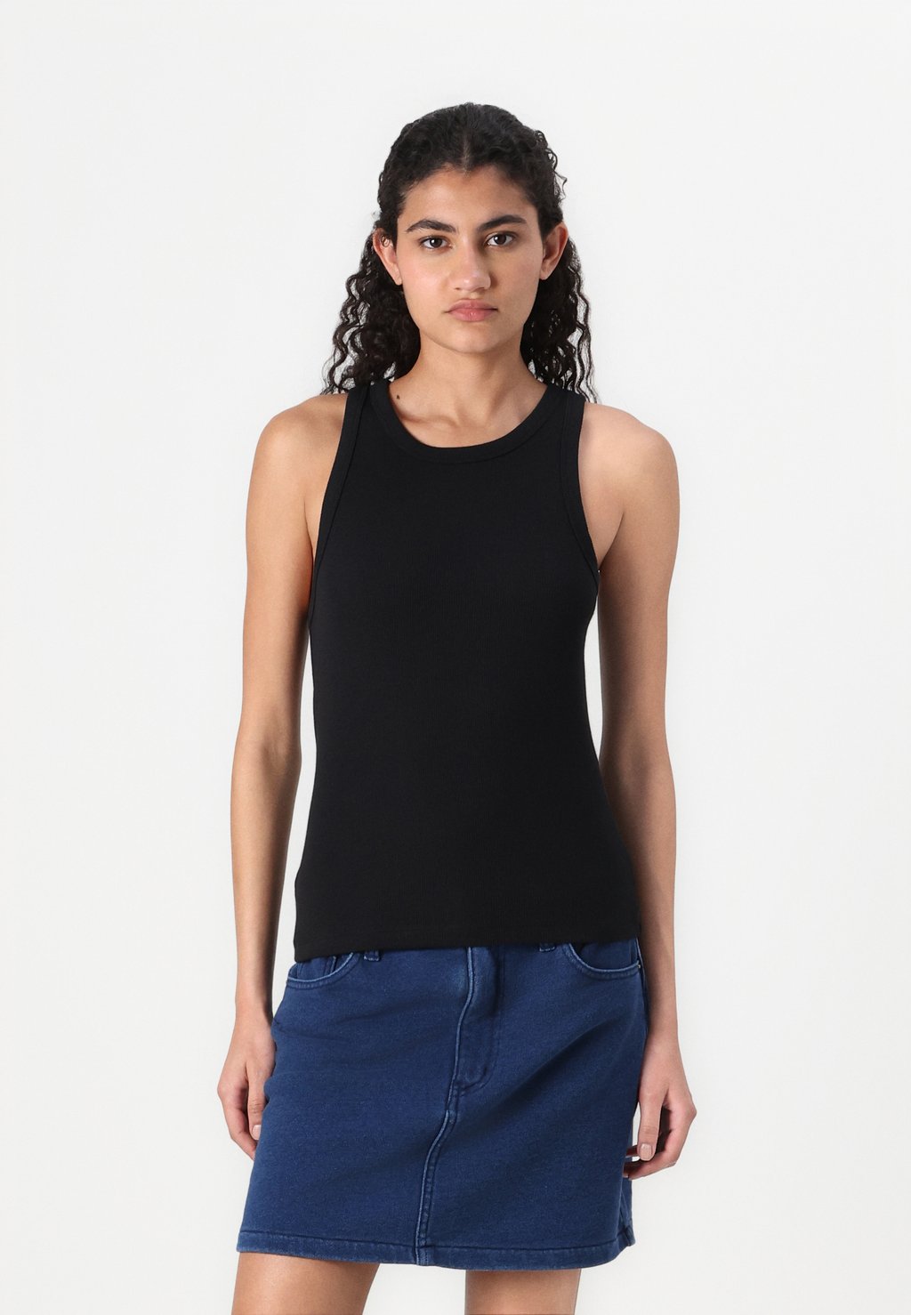 Топ HALTER GAP, черный
Топ HALTER GAP, черный