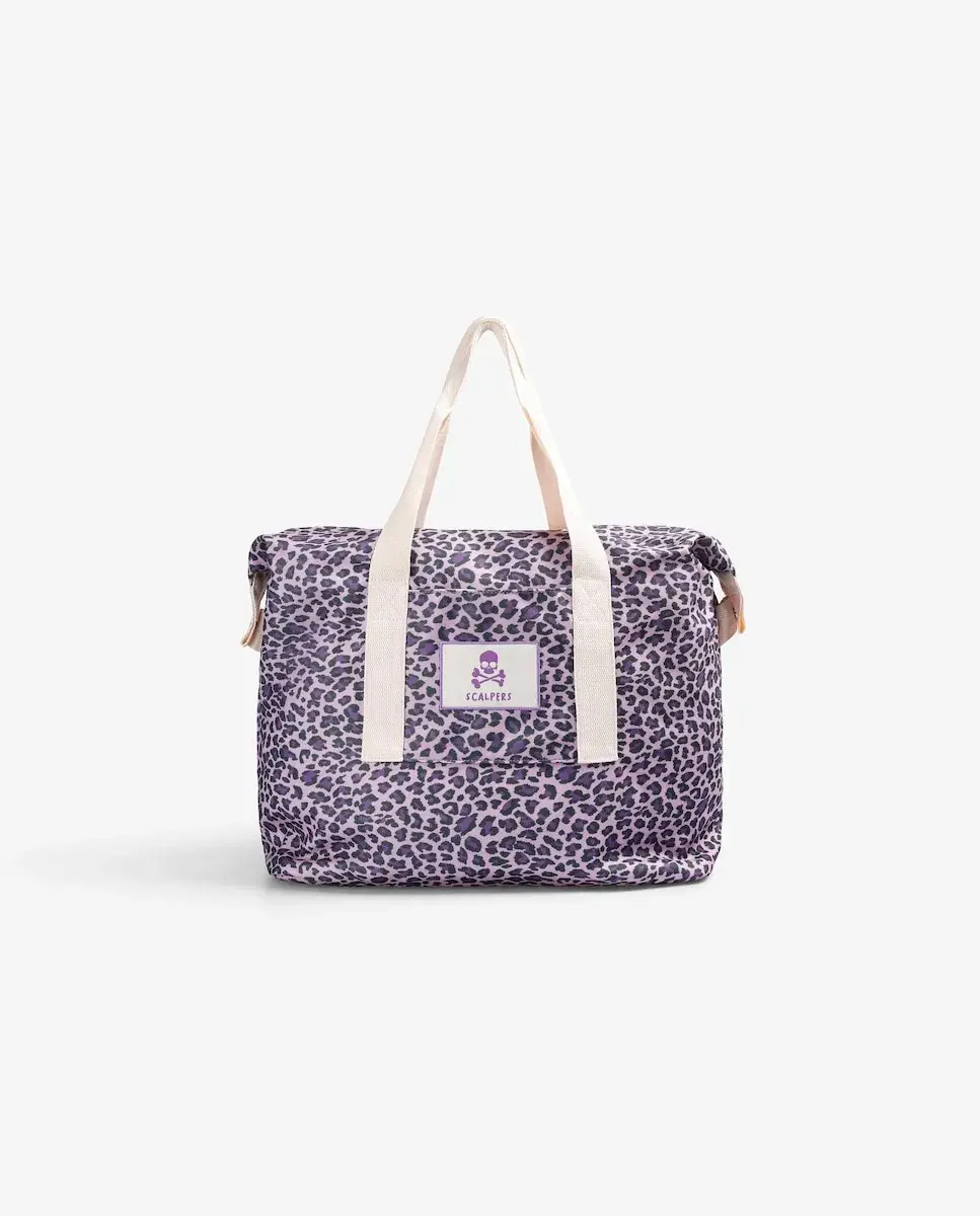 Сумка для девочки-шоппер с анималистичным принтом в контрастных цветах и логотипом на лицевой стороне Scalpers
Сумка для девочки-шоппер с анималистичным принтом в контрастных цветах и логотипом на лицевой стороне Scalpers