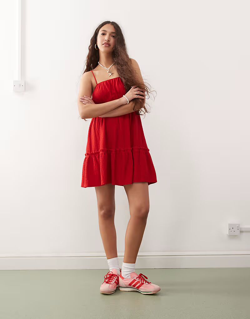 Платье-халат Miss Selfridge из ткани сирсакер с ярусами красного цвета
Платье-халат Miss Selfridge из ткани сирсакер с ярусами красного цвета