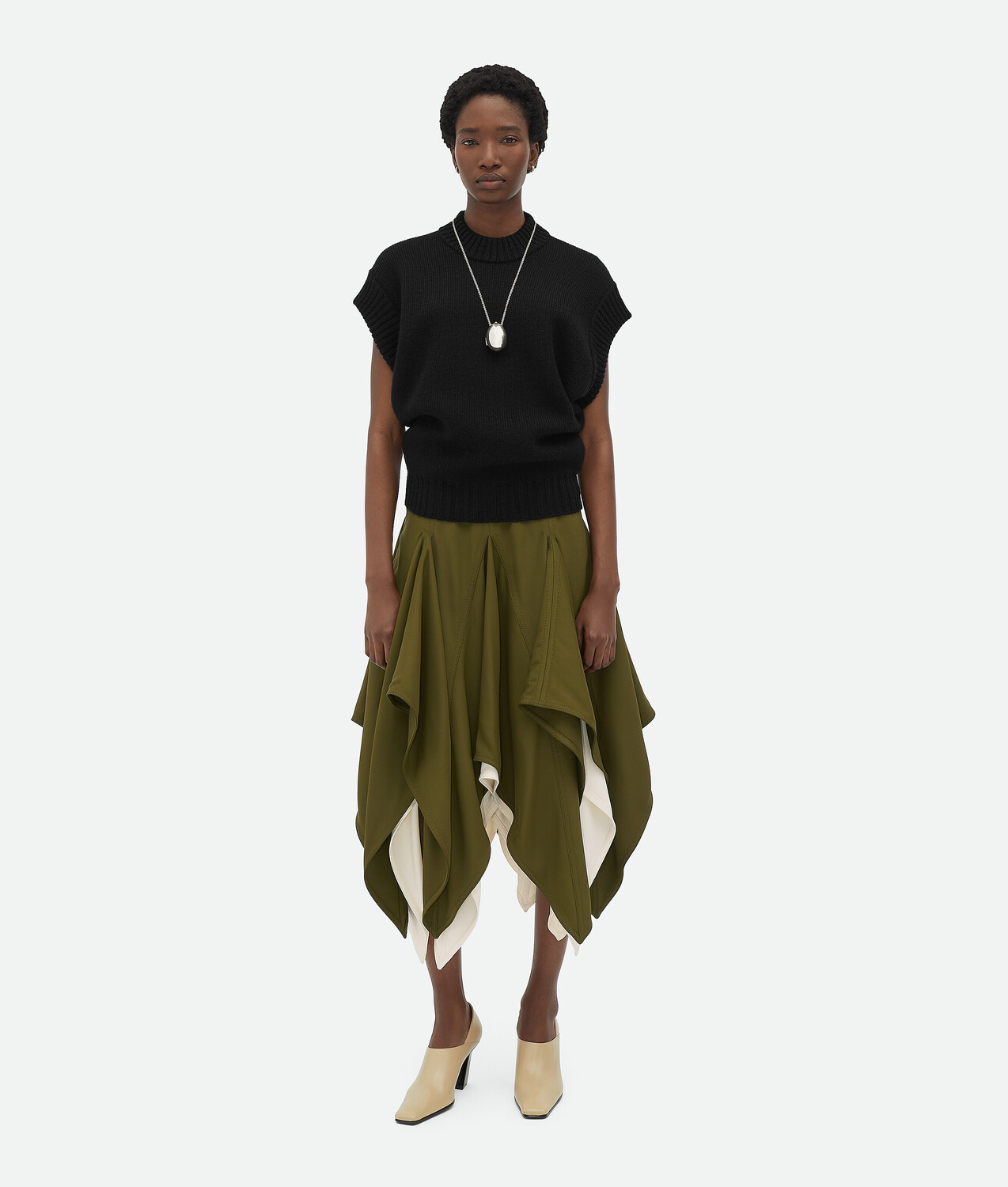 Жилет из шерсти Bottega Veneta, черный
Жилет из шерсти Bottega Veneta, черный