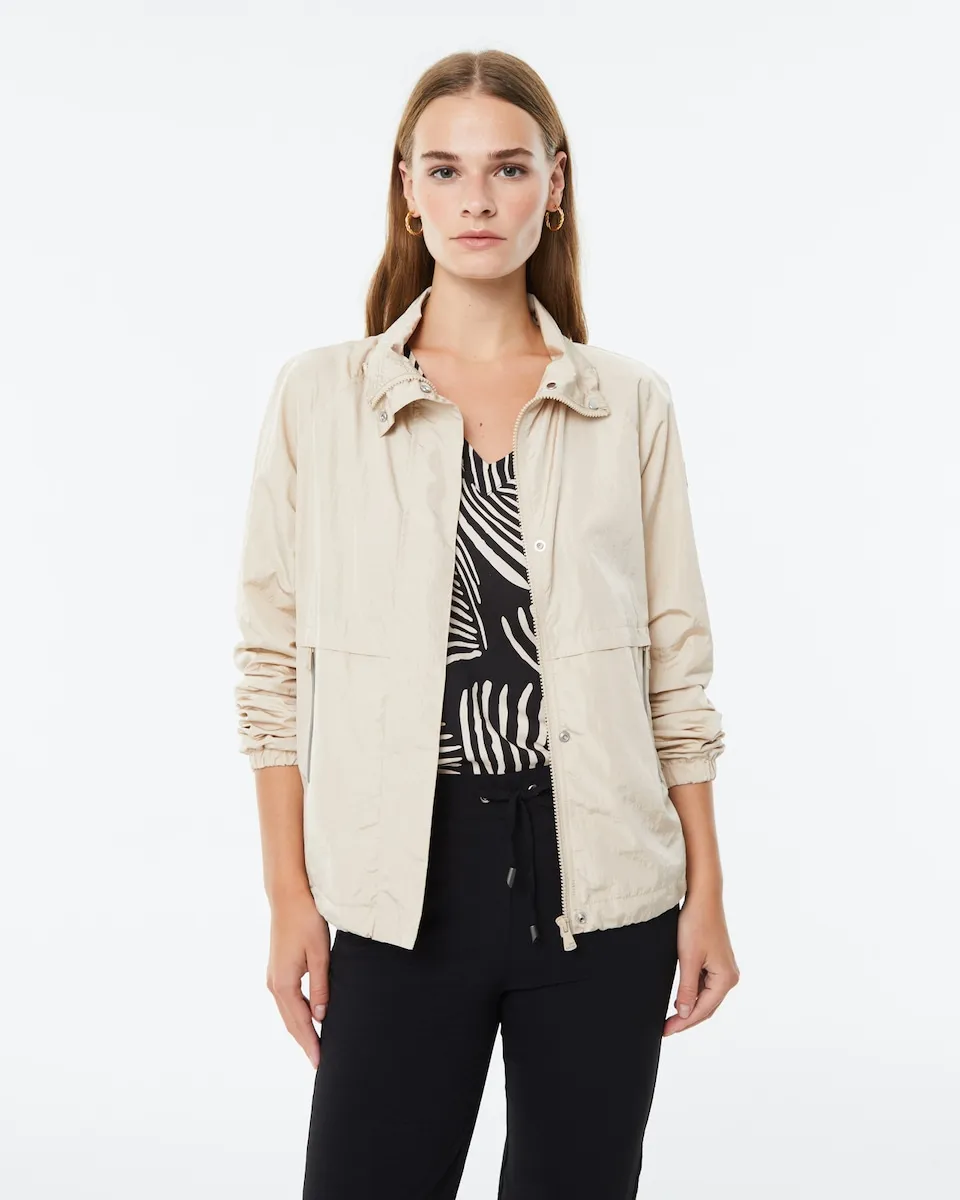 Короткая женская парка на подкладке с высоким воротником и эластичными манжетами Paz Torras, бежевый
Короткая женская парка на подкладке с высоким воротником и эластичными манжетами Paz Torras, бежевый