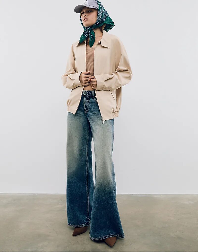 Куртка-бомбер Stradivarius свободного кроя в цвете «камень»
Куртка-бомбер Stradivarius свободного кроя в цвете «камень»