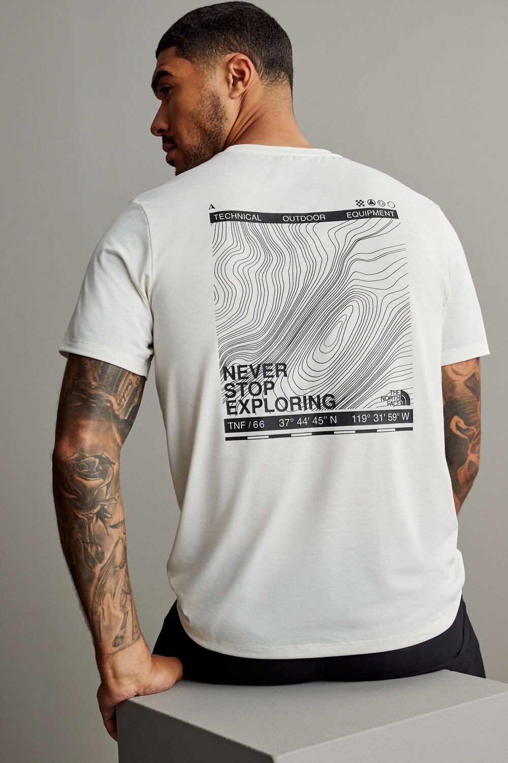 Футболка с топографическим принтом на спине The North Face, белый
Футболка с топографическим принтом на спине The North Face, белый