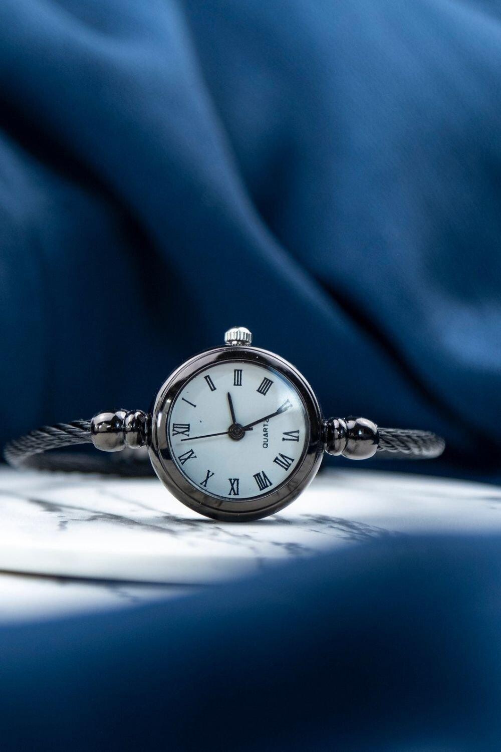 Черные часы из нержавеющей стали с римским белым циферблатом и регулируемым браслетом The Colourful Aura, черный
Черные часы из нержавеющей стали с римским белым циферблатом и регулируемым браслетом The Colourful Aura, черный