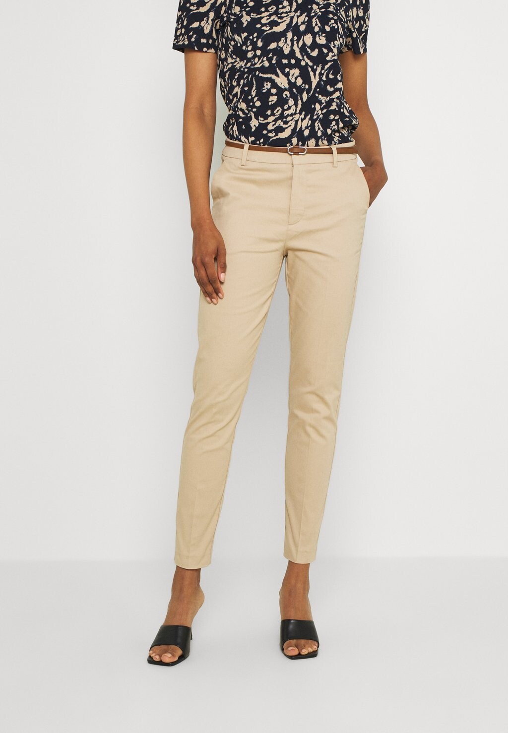 Чино b.young, Серый, Чино b.young
Чино b.young, Серый, Чино b.young