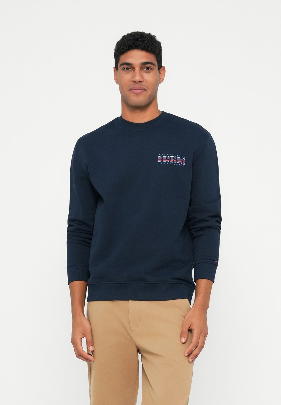 Толстовка Tommy Jeans ENTRY PLAY CREW , Dark Night Navy/Dark Blue, Синий, Толстовка Tommy Jeans ENTRY PLAY CREW , Dark Night Navy/Dark Blue
Толстовка Tommy Jeans ENTRY PLAY CREW , Dark Night Navy/Dark Blue, Синий, Толстовка Tommy Jeans ENTRY PLAY CREW , Dark Night Navy/Dark Blue