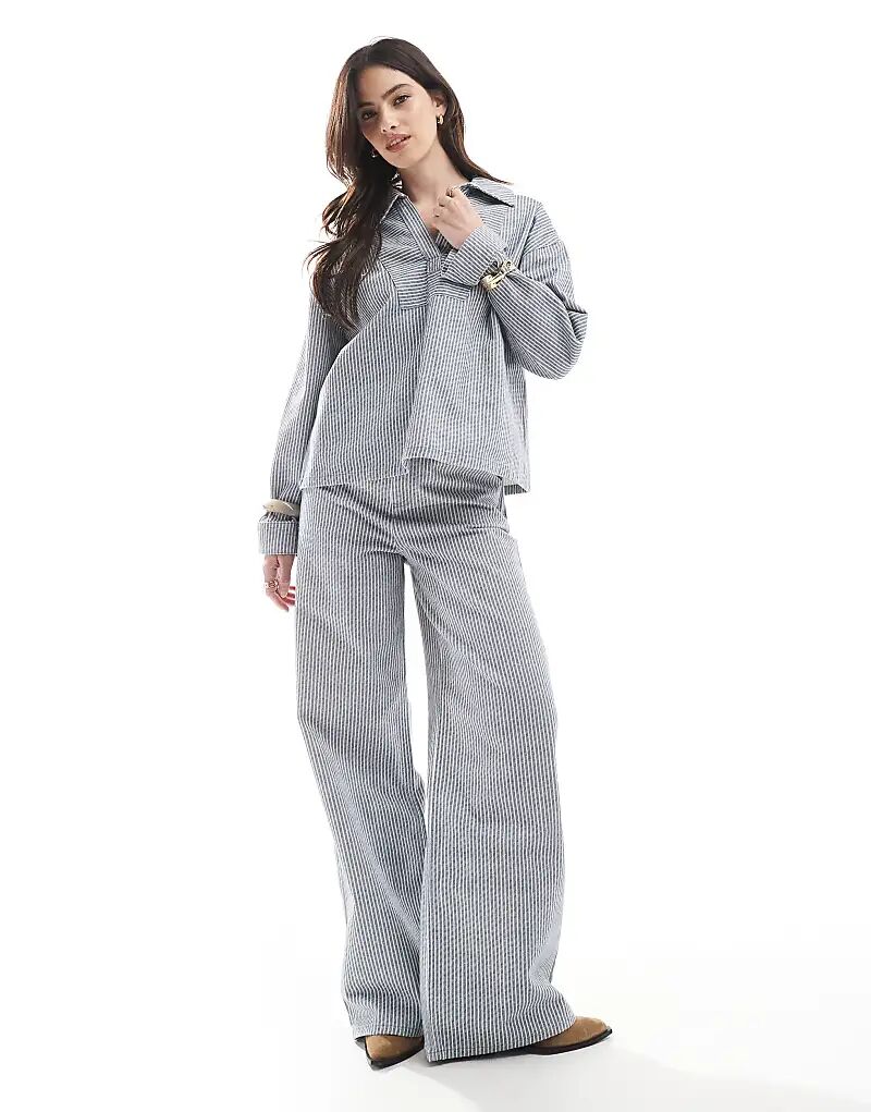 Джинсы ASOS DESIGN с завышенной талией в темно-синюю полоску
Джинсы ASOS DESIGN с завышенной талией в темно-синюю полоску